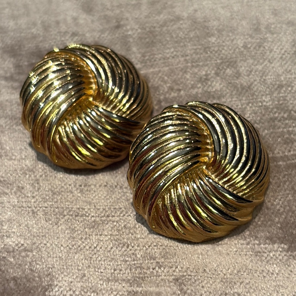 Vintage 18kt Gold Plated Textured Knot Clipon Earrings 1” Clipons
